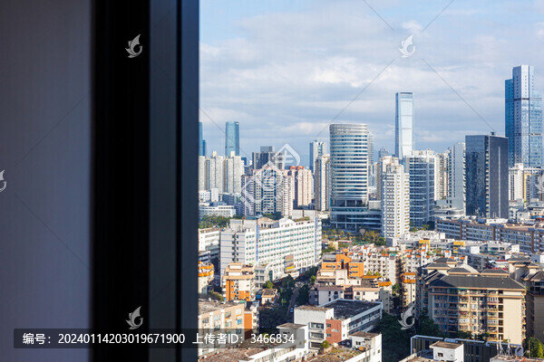 城市高層住宅窗戶與窗外城市風光