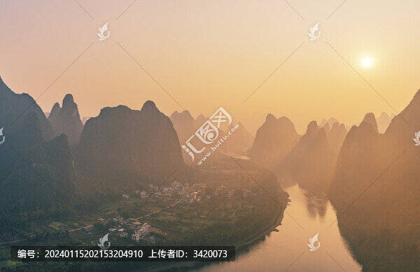 日出時分的桂林漓江山水景觀