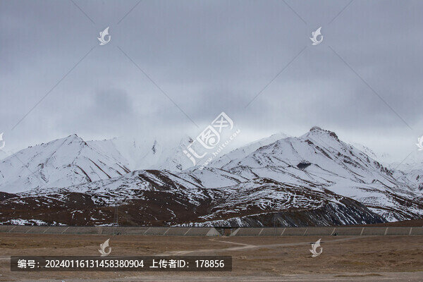 雪山下的青藏鐵路
