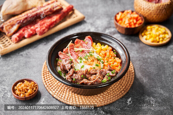 牛肉滑蛋煲仔飯