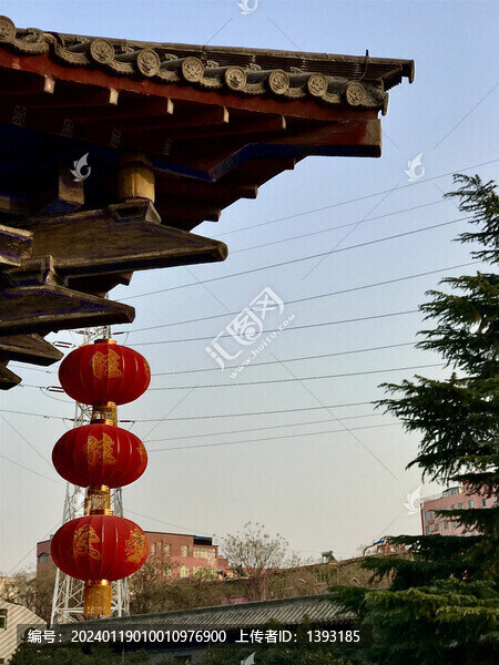 掛紅燈籠的古建筑飛檐