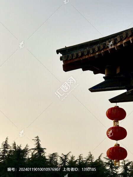 掛紅燈籠的古建筑屋檐