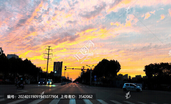 夕陽晚霞下的城市