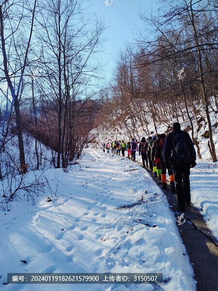 穿越雪地的隊(duì)伍