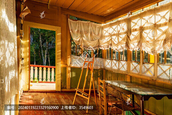 夏日溫暖清新寧靜的小木屋