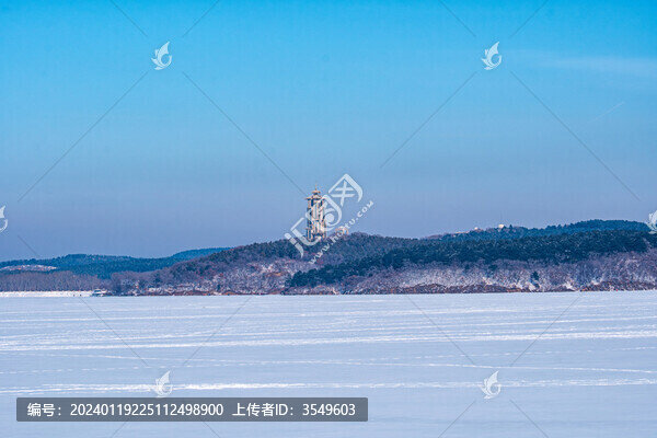晴天白雪冰封的湖面和塔樓