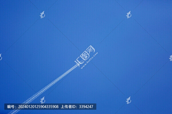 飛機飛往藍天