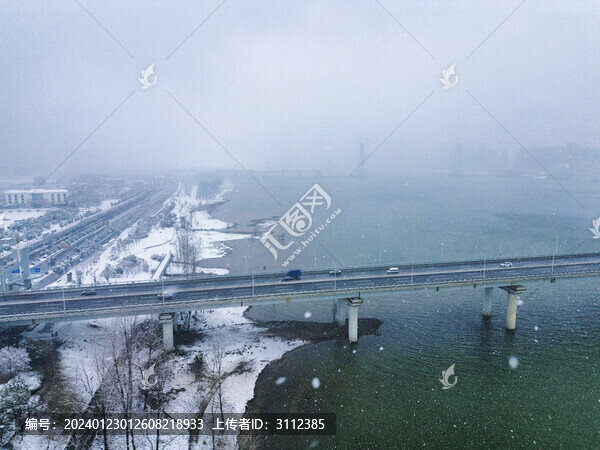 長(zhǎng)沙三汊磯大橋的雪景