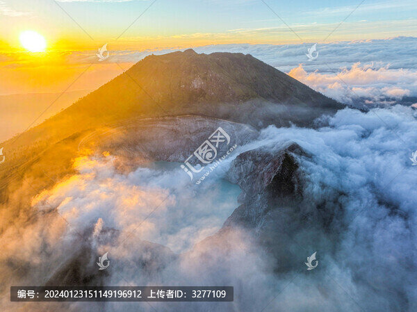 日出下的印尼伊真火山