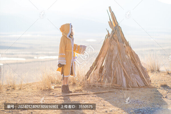 甘南藏族自治州甘加草原夕陽人像