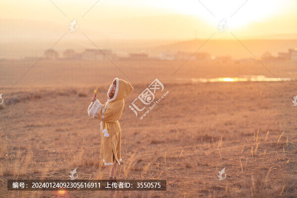 甘南藏族自治州甘加草原夕陽人像