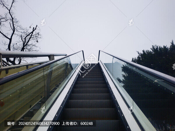 室外的自動(dòng)扶梯