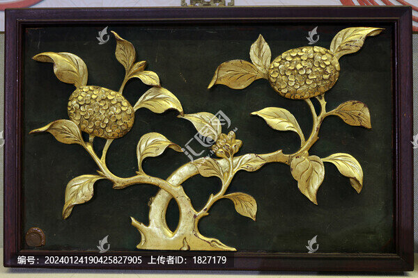 綠底金漆花卉雕板繡球花