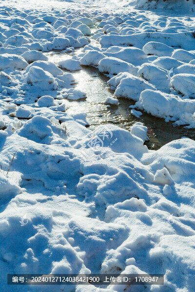 雪地溪流