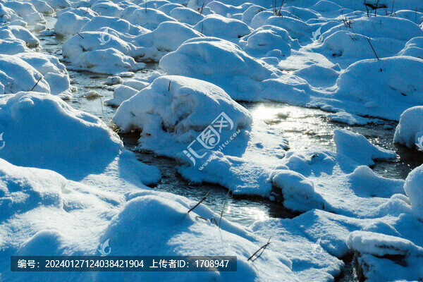 雪地溪流
