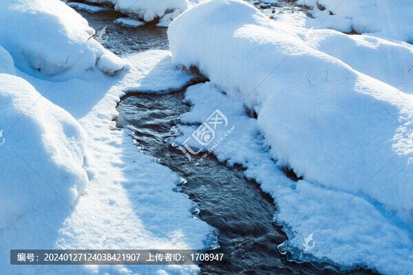 雪地溪流