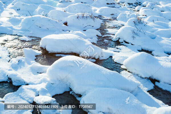 雪地溪流