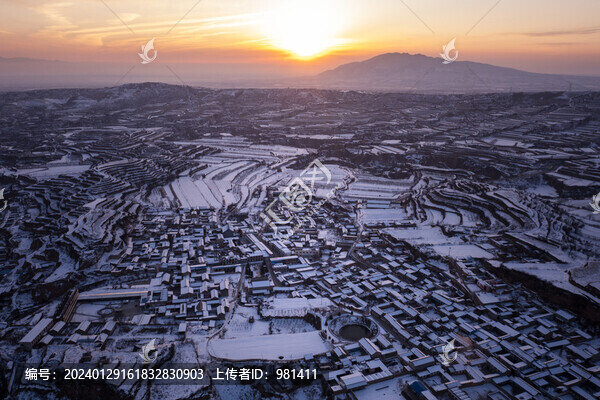 雪后運城稷王山黃土坡上梯田風光