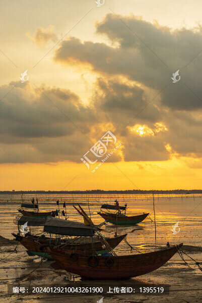 海邊灘涂漁船