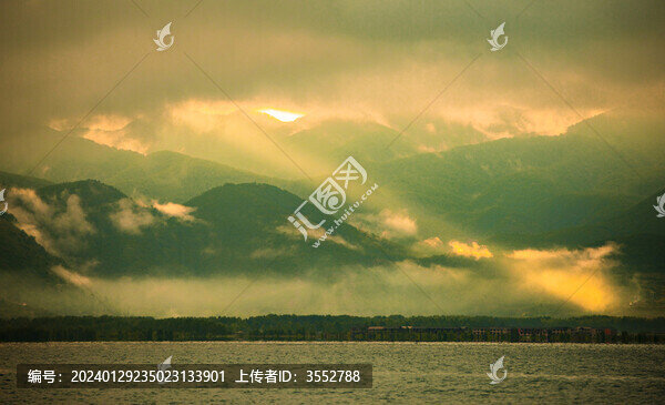 瀘沽湖的云煙