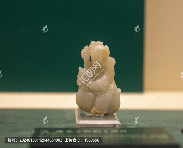 清代雕童子騎鵝玉擺件