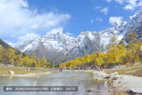 阿壩畢棚溝燕子巖窩雪山溪流