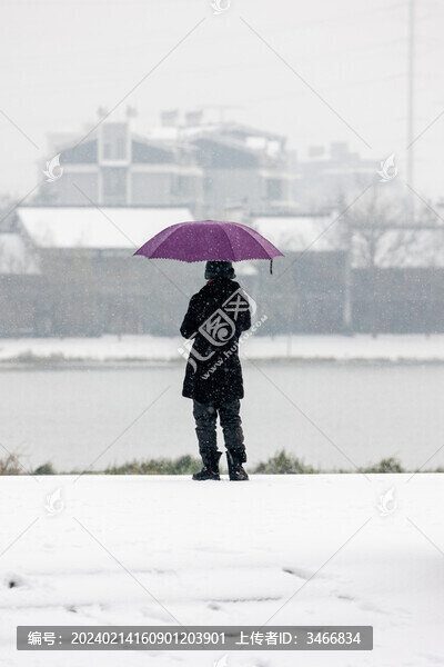 2024年常德冰雪天中的人