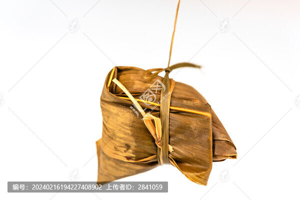 白色背景前的一只蒸熟的粽子