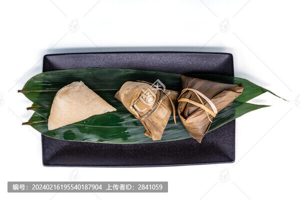 白色背景前一盤煮熟的粽子