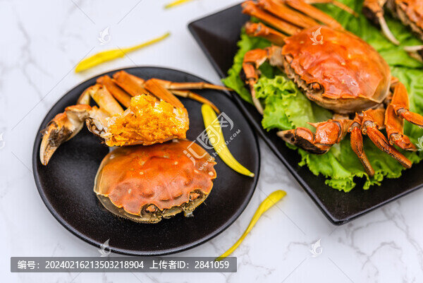 餐桌上一盤(pán)菊花點(diǎn)綴的螃蟹大閘蟹