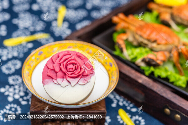 中秋節(jié)餐桌上一盤冰皮月餅