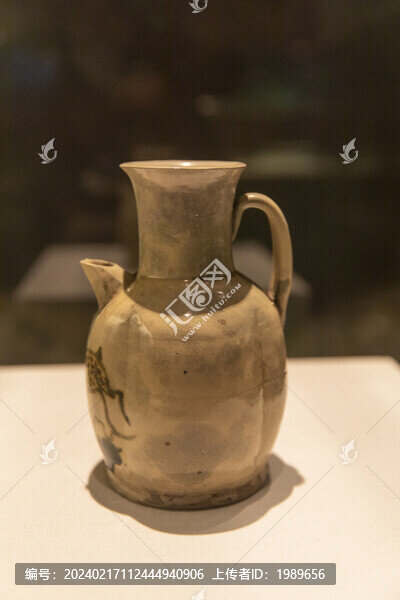 唐代長(zhǎng)沙窯褐綠彩奔鹿紋執(zhí)壺