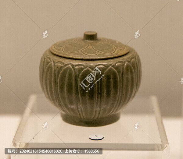 北宋越窯青釉刻蓮瓣紋瓷蓋罐