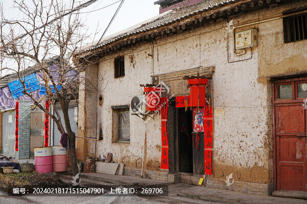 春節(jié)農(nóng)村的對(duì)聯(lián)和紅燈籠