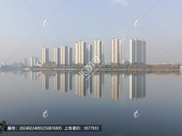 水邊高層建筑
