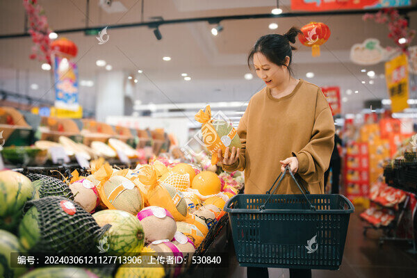 超市挑选新鲜水果的女人人像