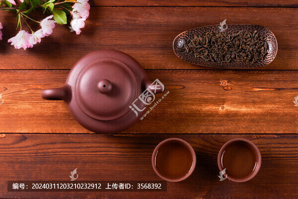 桌面上的茶葉和茶具