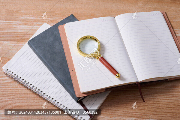 桌子上的書和放大鏡