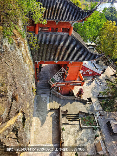 威遠(yuǎn)縣佛爾巖寺高處俯瞰