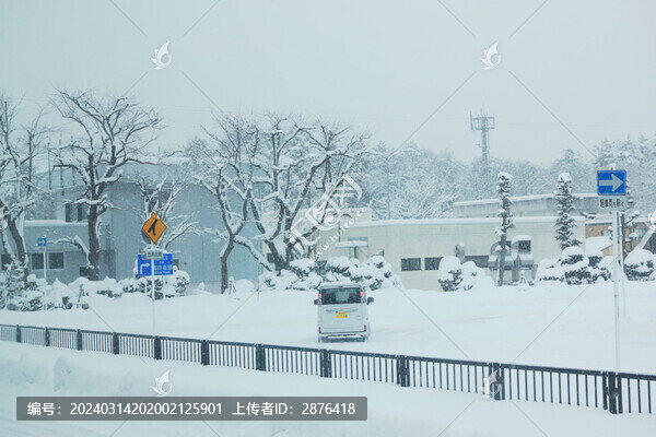 雪地里的車