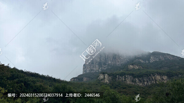 巍峨山峰