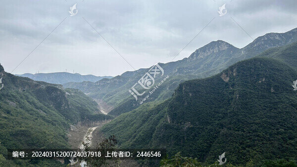 森林高山石頭