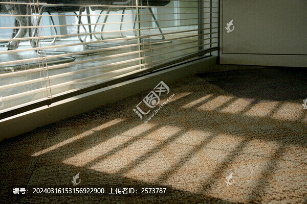 夕陽光線照入百葉窗