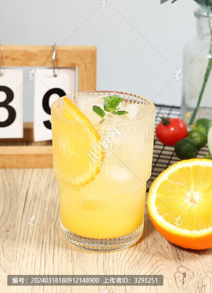 冰鎮(zhèn)檸檬椰子水