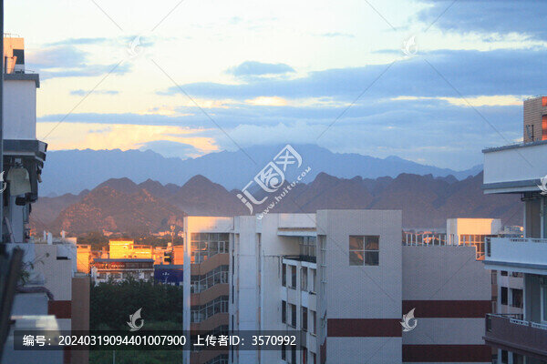 校園風(fēng)光日漫金山