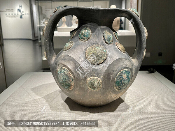 嵌銅泡釘雙耳壺