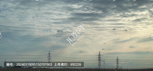 云下的電塔