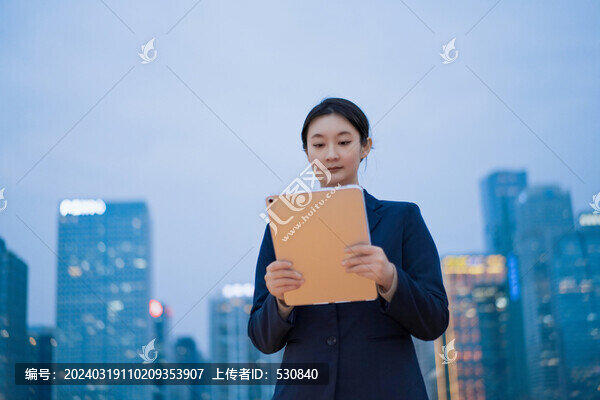 閱讀筆記本電腦的年輕女性