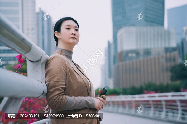 職業(yè)女性在城市橋上抬頭沉思