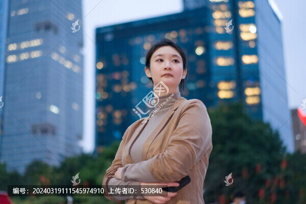自信女性站在城市景觀夜色中凝視